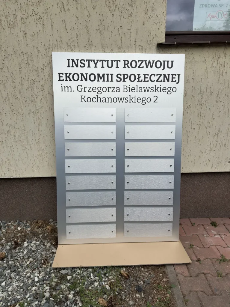 Wolnostojąca tablica zbiorcza Dibond z wieloma modułami