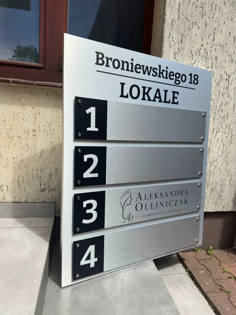 Zewnętrzna tablica lokali Dibond przy Broniewskiego 18
