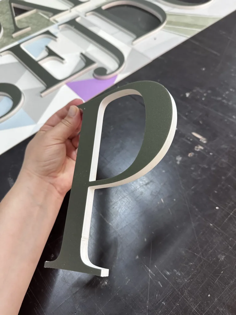 Litera 3D z PCV w kolorze złotym do eleganckiego oznakowania