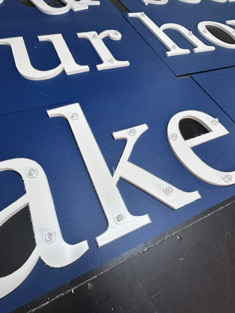 Białe litery 3D z PCV do wykonania dekoracyjnego napisu ściennego