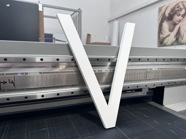Biała litera V 3D z PCV wycinana na wymiar do oznakowania firmy