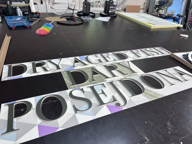 Złote litery 3D z PCV do indywidualnego napisu reklamowego