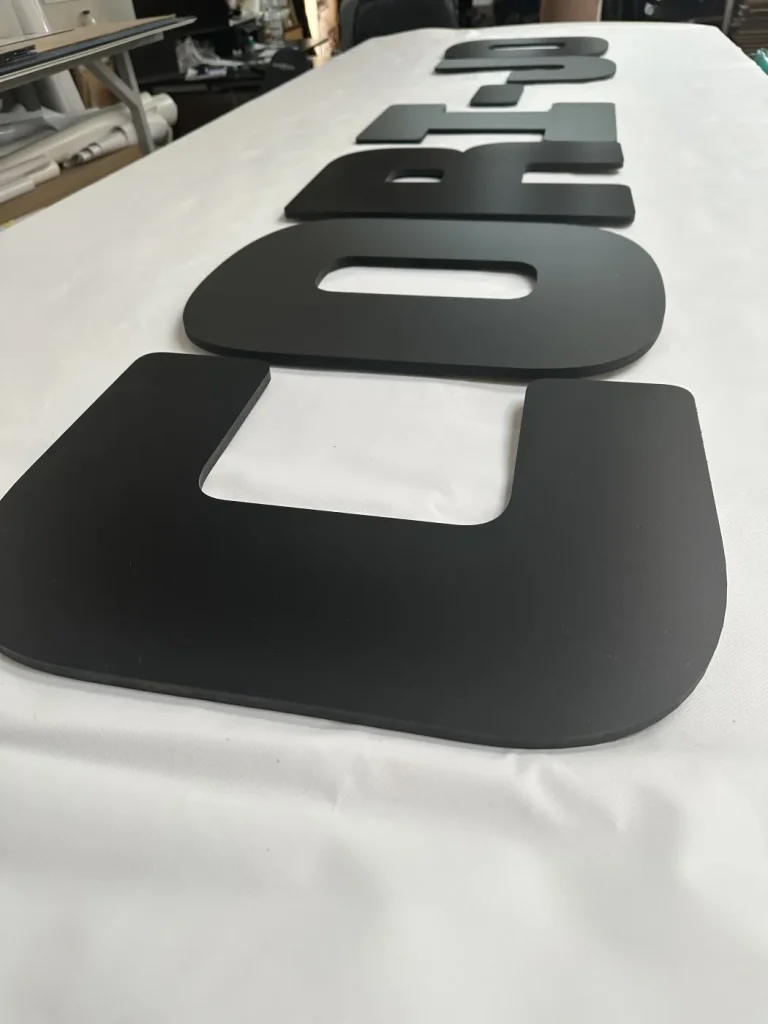 Czarne litery 3D z PCV z zaokrąglonymi kształtami na wymiar