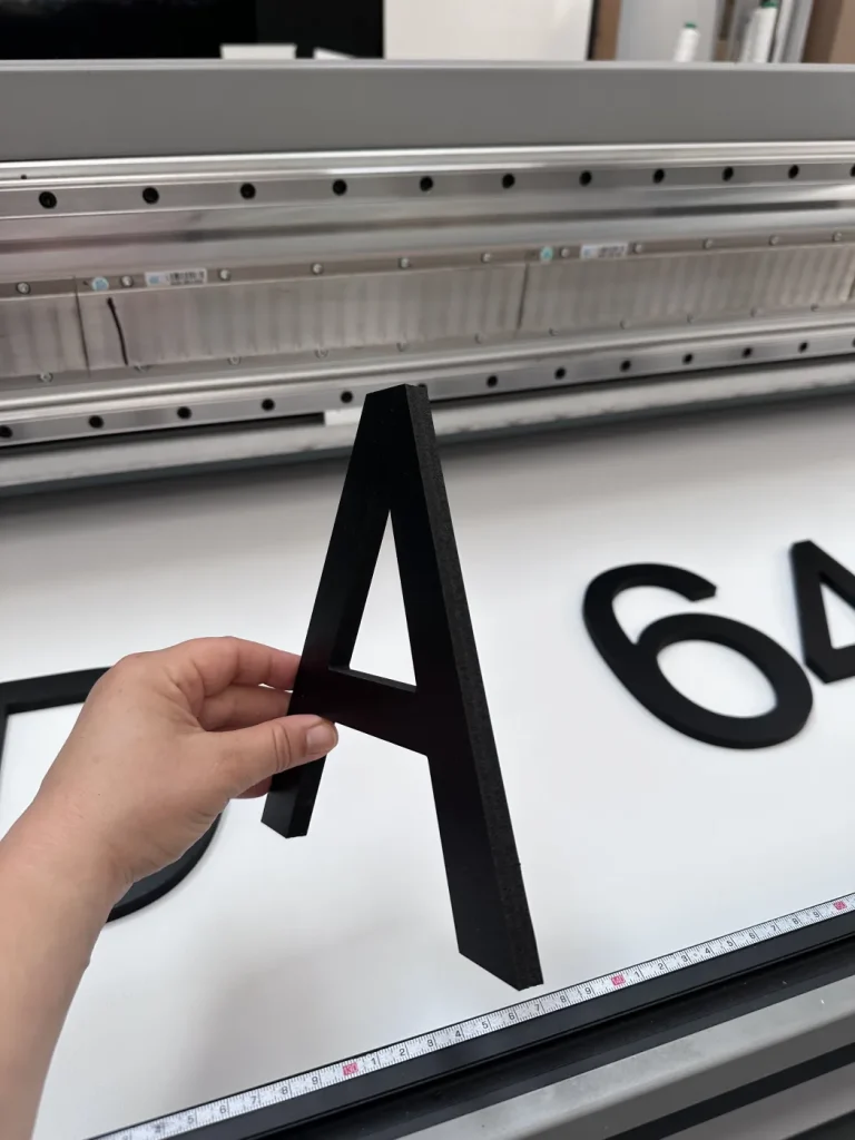 Czarna litera A 3D z PCV do oznaczeń adresowych i reklamowych