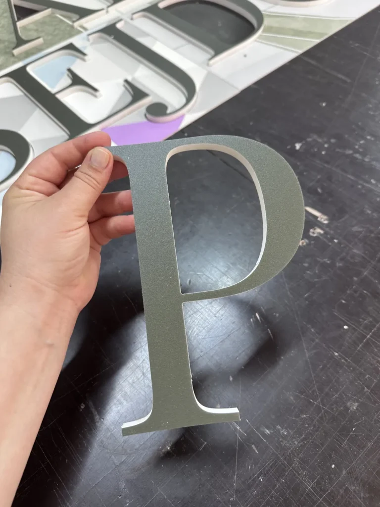 Złota litera 3D z PCV wykonana według indywidualnego projektu