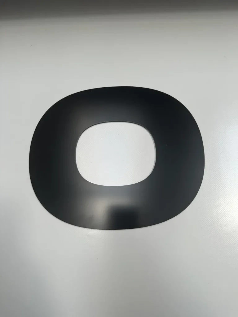 Czarna litera O z dibondu do wykonania logo i napisu firmowego