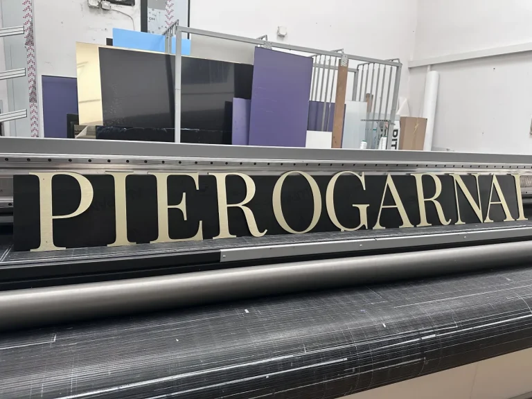 Litery z dibondu w kolorze złotym do szyldu PIEROGARNIA