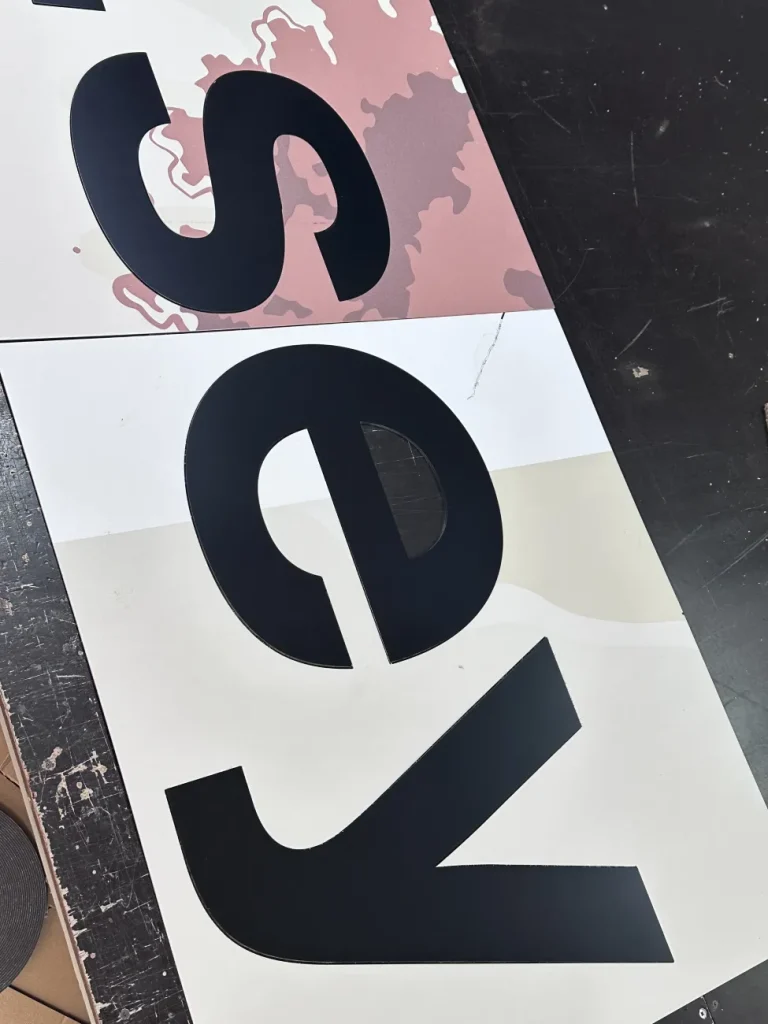 Litery reklamowe z czarnego dibondu do logo i oznakowania wnętrza