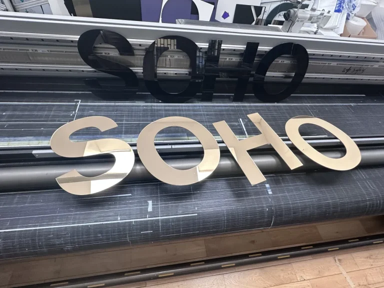 Złote litery z plexi na wymiar do logo i oznakowania firmy