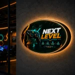 Owalny kaseton reklamowy z plexi LED dla klubu gamingowego