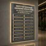 Antracytowa tablica informacyjna LED z wymiennymi panelami i Halo