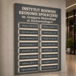 Tablica informacyjna LED z wymiennymi panelami w kolorze antracyt