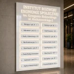 Tablica informacyjna LED z wymiennymi panelami z białego Dibondu