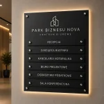 Czarna tablica informacyjna LED z wymiennymi panelami i efektownym podświetleniem halo