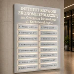 Tablica informacyjna LED z panelami ze srebrnego szczotkowanego Dibondu