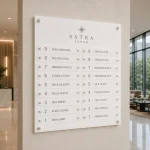 Tablica kierunkowa z białej satynowej plexi dla firm i najemców