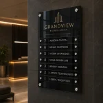 Elegancka tablica informacyjna z plexi do centrum biznesowego