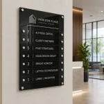 Tablica kierunkowa z wymiennymi panelami z czarnej plexi
