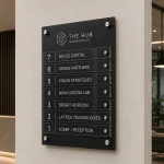 Tablica informacyjna z wymiennymi panelami z plexi w biurze