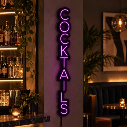 Pionowy neon COCKTAILS – napis LED do baru i restauracji