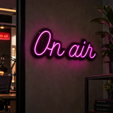 Niebieski neon ON AIR – podświetlany napis do radia i studia