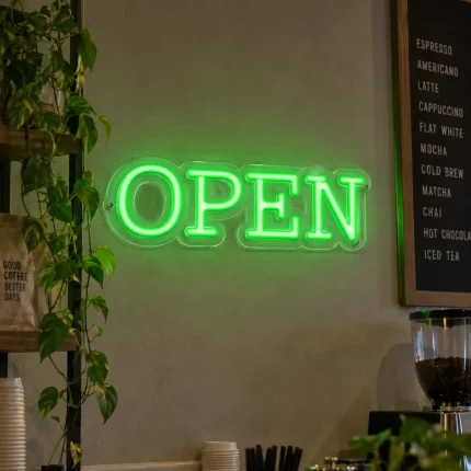 Zielony neon OPEN – podświetlany napis reklamowy do kawiarni