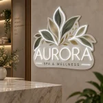 Jasne logo Aurora Spa & Wellness z białym LED i motywem liści