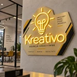 Geometryczne logo Kreativo z żółtym LED i nadrukiem UV