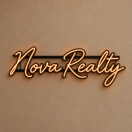 Napis LED na zamówienie Nova Realty na beżowej ścianie