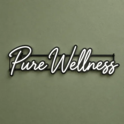 Biały napis LED na zamówienie Pure Wellness na zielonej ścianie