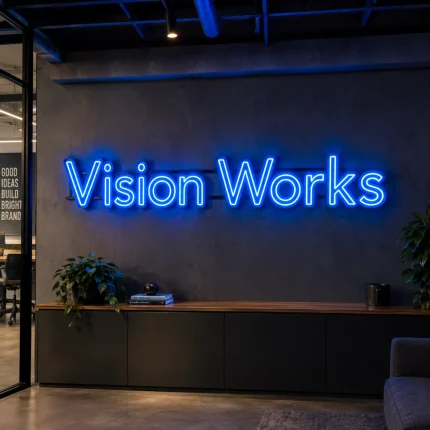 Niebieski napis LED na zamówienie Vision Works w recepcji