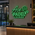 Neon personalizowany Ace Padel Lounge z rakietą do padla