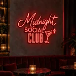 Neon personalizowany Midnight Social Club z grafiką koktajlu