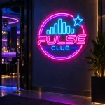 Neon z logo firmy Ink House Tattoo Studio z czaszką i różą